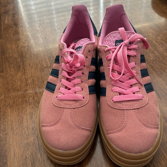 Sneakers - Picture 1 of 4